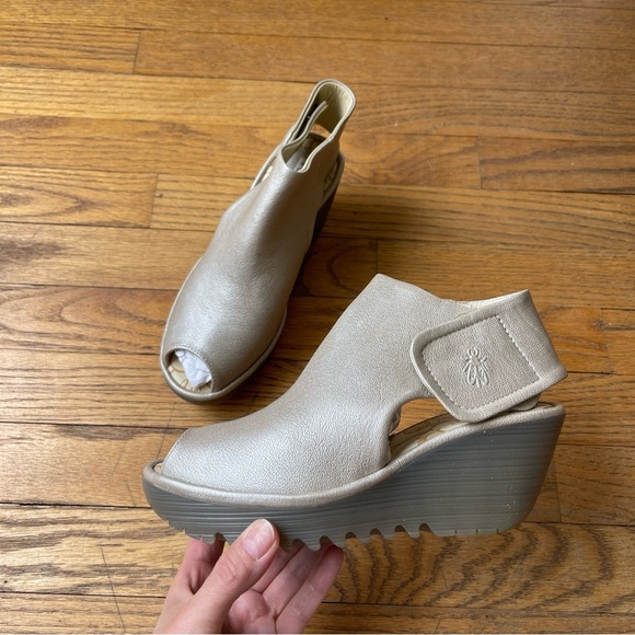 Fly London Wedge Peep Toe Sandal Borgogna YONE642FLY Silver Size 36 NWT - Picture 1 of 10